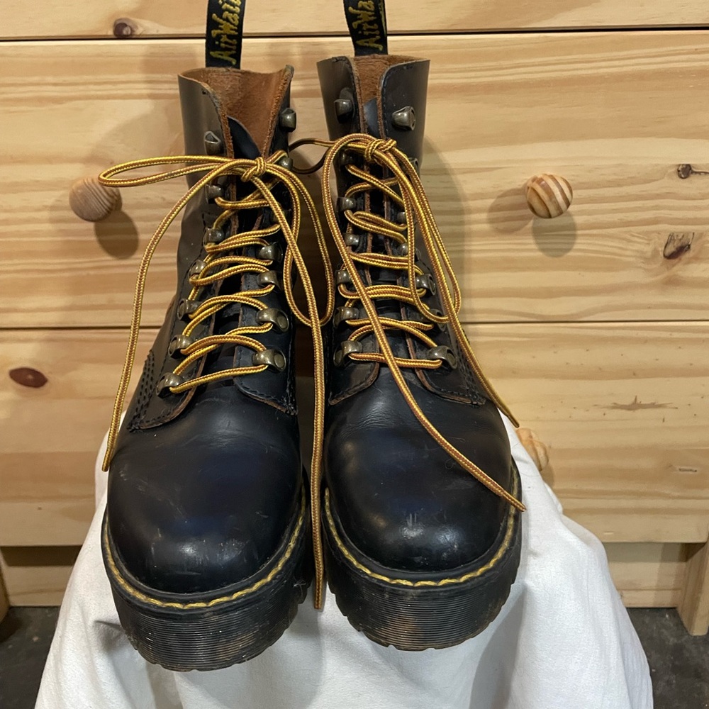 Dr Martens Leona Boots